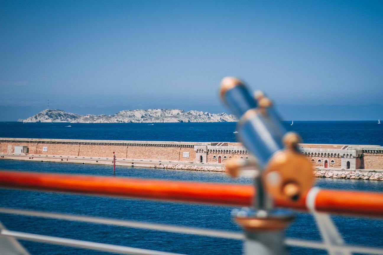 Vue des Îles du Frioul : téléscope orange et bleu, rade de Marseille avec sa ligne de fortification maritime, Mer Méditerranée, archipel du Frioul