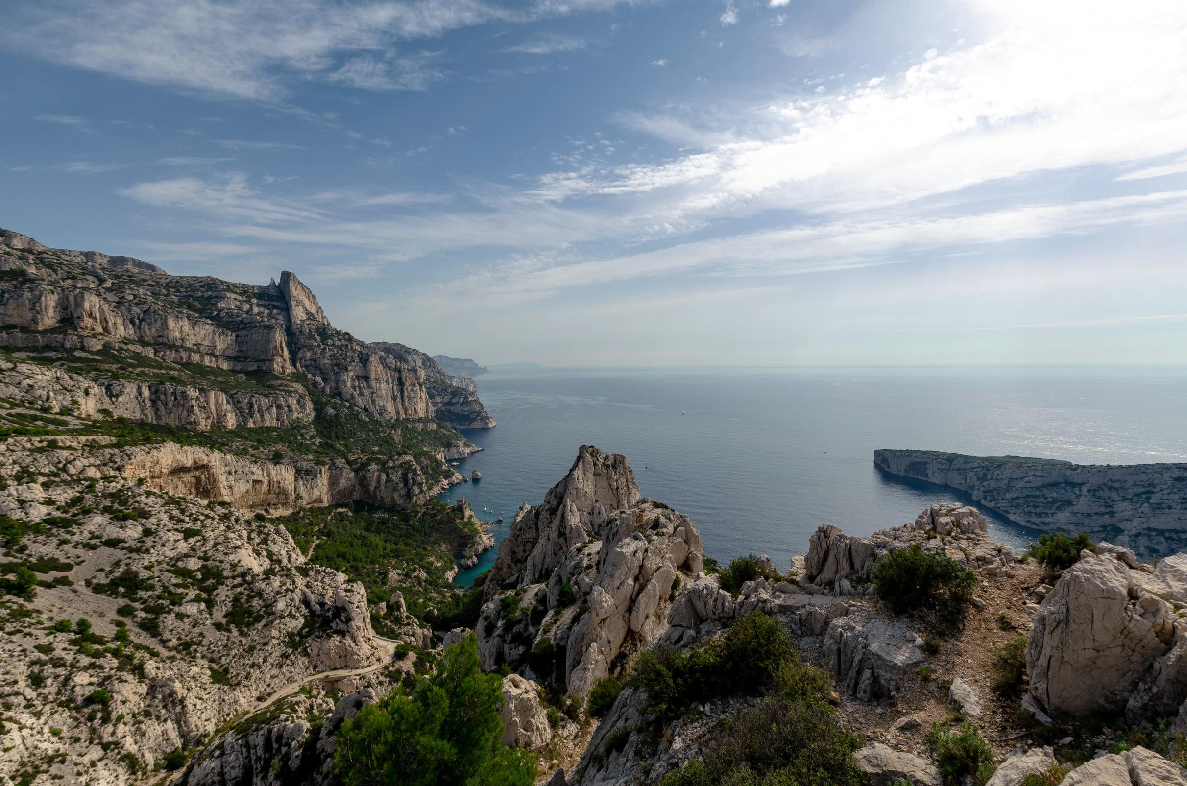 Vue du Parc National des Calanques : calanques rocheuses et végétation, Mer Méditerranée